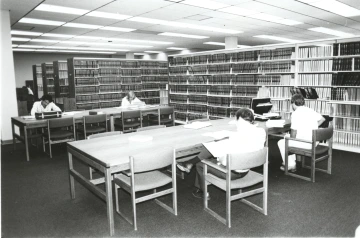 The original law library in the newly created College of Law building c.1979.